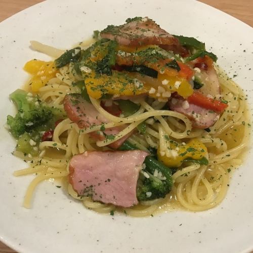 培根和彩色蔬菜配辣椒