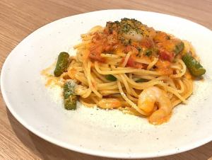 작은 새우와 아스파라 토마토 크림 소스
