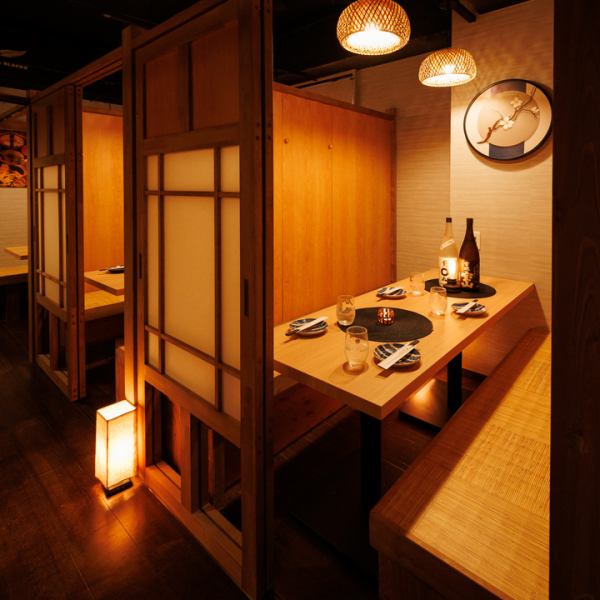 間接照明がほんのり灯る店内は癒しの時間をご提供致します！最大100名様までの貸切予約も承っておりますので、お気軽にお問い合わせください！飲み放題付コースは4500円～多数ご用意しております！