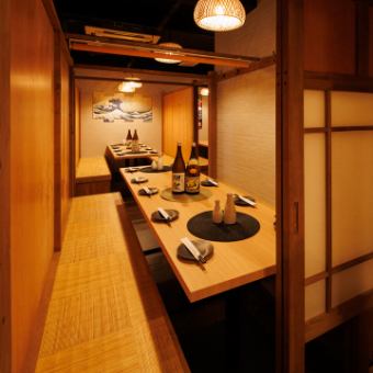 温かみがある照明が灯る空間は雰囲気も抜群！飲み会や宴会はもちろん、接待、会食などにも是非ご利用ください！