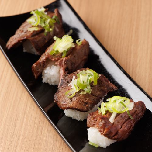 職人が一つ一つ丁寧に握る牛タン握り寿司！