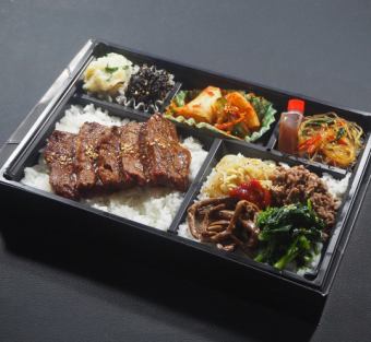 排骨和拌饭便当