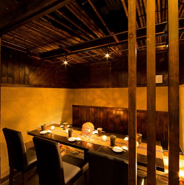 桌子座位也是可以放松的空间♪引以为豪的生鱼片套餐4,500日元起！加1,500日元可以换成无限畅饮！有很多可以放松的座位！我们有各种各样的日本酒。请在新桥的鱼海鲜居酒屋享受豪华的宴会、娱乐、无限畅饮（清酒）和日本料理。