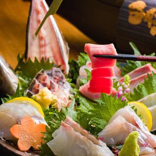 【特色！生鱼片套餐】☆6品：4,500日元（含税）☆豪华的生鱼片拼盘和蛤蜊汤拉面的成品