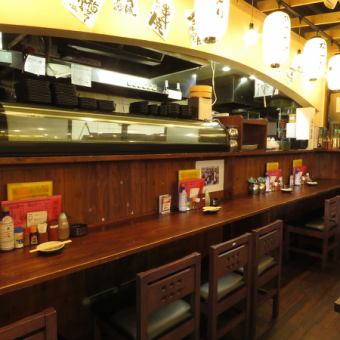 Counter seats are popular with regulars ♪