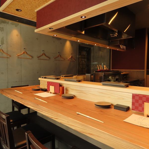 全10席の洗練されたカウンター席をご用意。目の前で串ものが焼き上がるライブ感は、五感を刺激する贅沢な演出です。お一人様でのご利用はもちろん、大切な方とのデートやビジネスにおける接待、会食など、多彩な場面で上質なひとときをお過ごしいただけます。