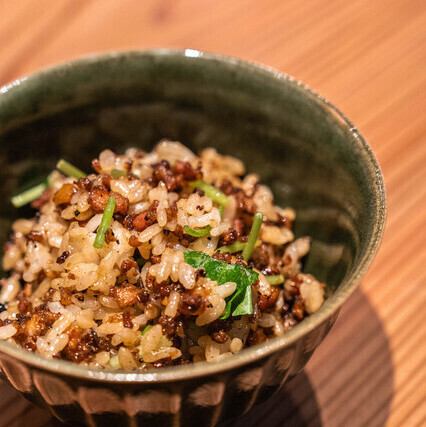 【名物料理】薪焼きそぼろご飯◆薪火で仕上げたそぼろが香ばしく立ち上がる至福の〆