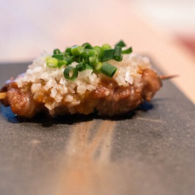 【三段火入れ】せせり(味噌と葱)◆弾力ある首肉に焦がし味噌の香ばしさが重なる一本