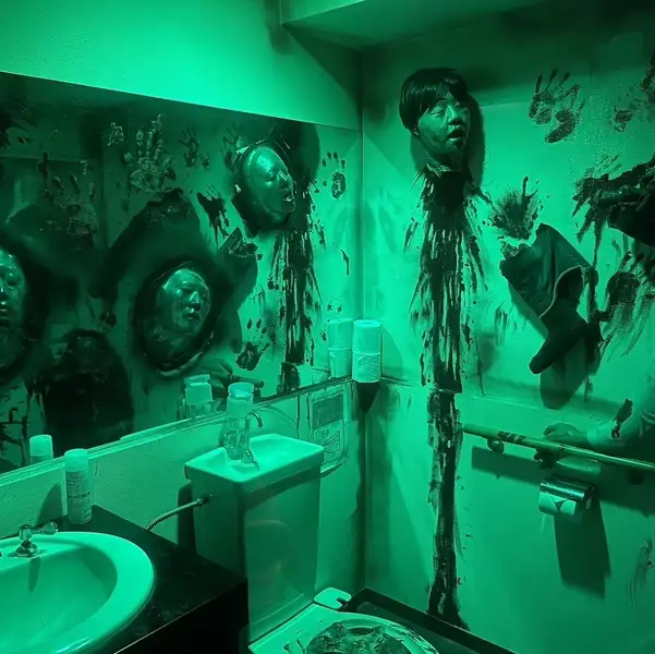 チナミ二 トイレデマッテイルノハ...