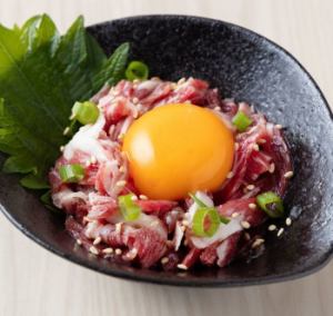 コウネの炙りユッケ