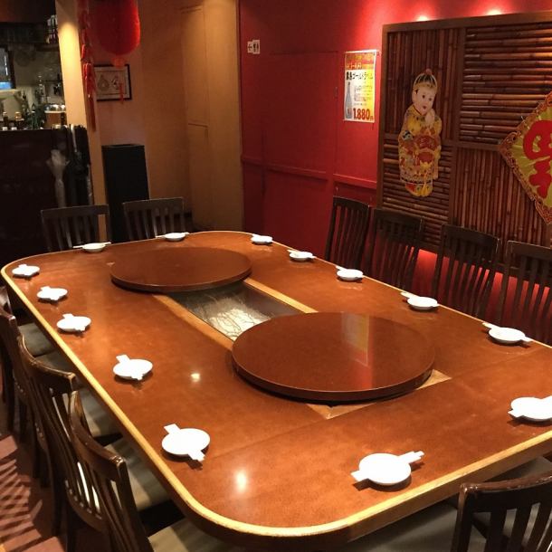 This is a very popular round table.Up to 16 people can sit.Why don't you join us for a friendly banquet and welcome and farewell party around your meal?Please book early as it is a popular seat♪