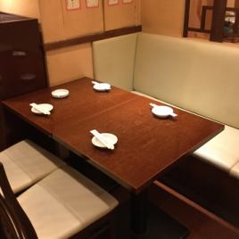 【테이블 소파 좌석 : 4 명] 결합 가능한 테이블 석! 다양한 인원수에도 대응 가능!