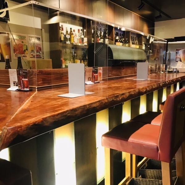 [One person is also welcome] For safety and security measures, we have put a partition for each group as shown in the photo.Enjoy adult time at the counter bar where jazz plays.Local sake, premier shochu, cocktails, etc ... There are a wide variety of alcoholic beverages ♪