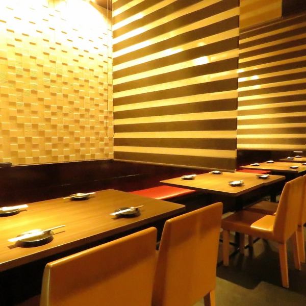 [氛圍◎日本現代空間]每個座位都有一個隔斷。可供2至4人使用的箱形座椅可用於從酒會到約會的多種用途♪淡雅的彩色木材製成的桌子具有絕佳的氛圍。如果您放下劍，那將是一個半私人的房間空間◎您可以使用時令食材放鬆身心。