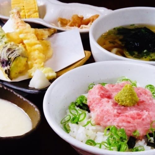 Immovable popularity! [Lunch with Negitoro bowl and tempura]