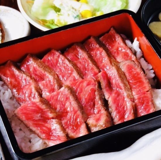 人气牛肉Harami套餐1500日元，还推荐数量有限的星鳗套餐。