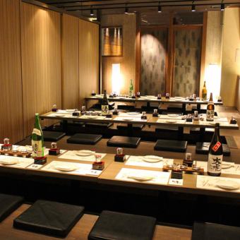 拥有闪闪发光的金色和木纹的现代日本空间，可以从私人酒会到公司宴会广泛使用。