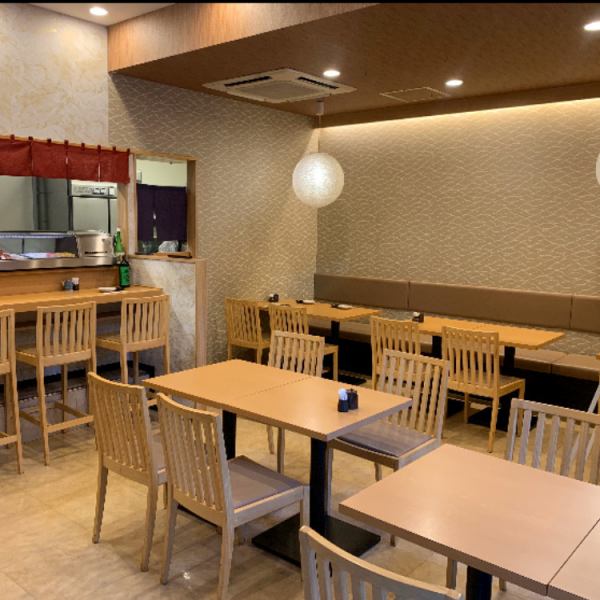 木の温もりを感じる落ち着いた店内は、10名以上から貸切も相談可能。奥行きのあるフロアにはゆとりがあり、周囲を気にせず過ごせるのも魅力。会社の会食や地元の仲間との集まりにぴったりで、アラカルトで気兼ねなく楽しめるスタイルです。