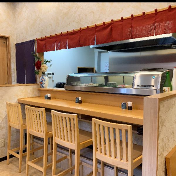 店内はカウンターとテーブル席で構成され、仕切りもあるため少人数でも心地よく過ごせます。仕事仲間との食事会や、大人の落ち着いた宴会にも最適。和の趣ある照明と木目調の空間が、静かに語らう場にちょうどよく馴染みます。