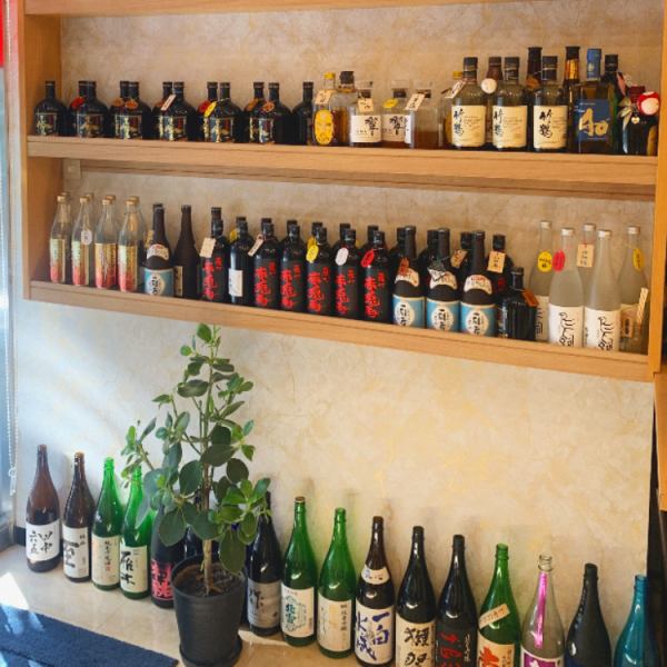 カウンター席は照明も程よく、一人でもくつろげる穏やかな空気感。料理人の所作を眺めながら、旬の肴と地酒を楽しめます。出張帰りのビジネスマンや、ふらっと立ち寄る地元の常連にも人気。肩肘張らず過ごせる、温かな雰囲気です。