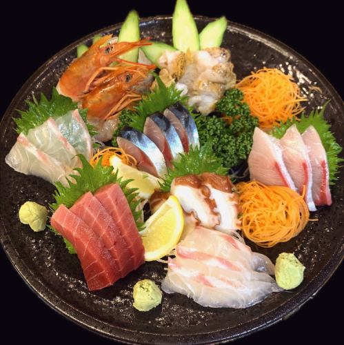 【旬魚の旨みを堪能できる、職人仕立ての刺身盛り合わせ】