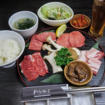 一顿丰盛的午餐,精选各种肉类,包括熟成生牛舌、顶级烤牛排和特选里脊,佐以清酒祝酒。