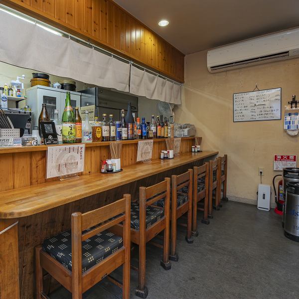 店内は木の温もりを感じる穏やかな空間で、初めて訪れる方も安心してくつろげます。駅からのアクセスも良く、食事やお酒をゆったり楽しめる魅力的な立地◎フラッと立ち寄れる気軽さと細やかなサービスで、幅広いシーンに対応できる酒処です♪