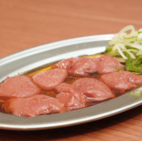 Leba生魚片480日元★只有在“Shinjidai 44”才能品嚐到的絕品美食，在這裡您可以品嚐到最上等的新鮮雞肉！