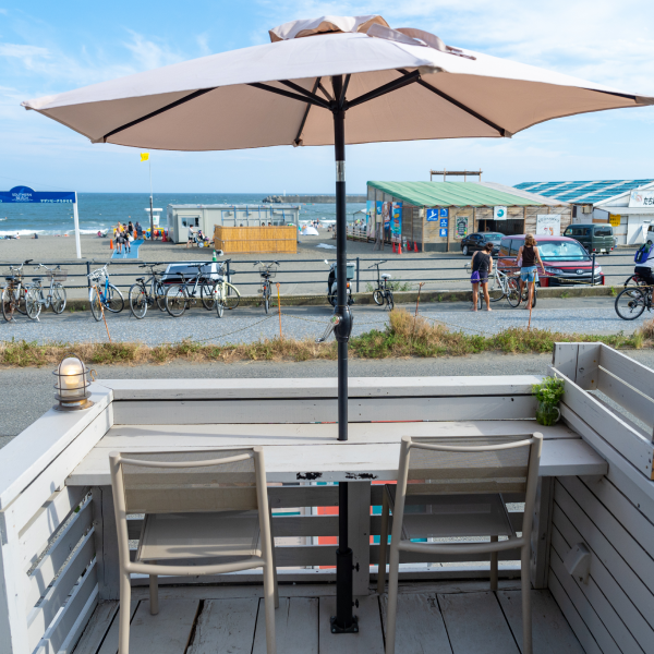 扉を開けると、そこにはサザンビーチの青い海が広がります。オーナーが細部までこだわり抜いた内装は、まるで海外のリゾートを訪れたかのような落ち着ける雰囲気。刻一刻と表情を変える海を眺めながら、日常の喧騒を忘れて贅沢な時間を過ごせます。大人なグルメを楽しみたい特別な日にふさわしい特等席です。