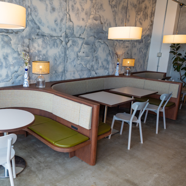 店内はゆったりとしたソファ席を完備しており、小さなお子様連れのご家族も安心してご利用いただけます。さらにテラス席は愛犬との同伴もOK!各席にはコンセントを完備しているので、急な充電やちょっとした作業にも便利です。ママ会や女子会、お散歩帰りなど、どんなシーンでも気兼ねなく立ち寄れるのが魅力です。