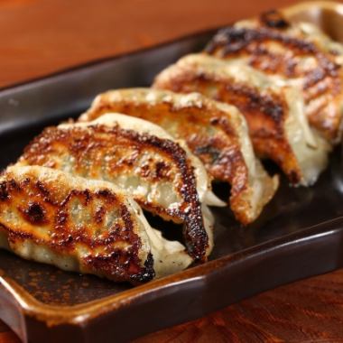 [Special handmade gyoza] The skin is crispy and the inside is juicy! The best dish that you can't help but go for beer or highball...!