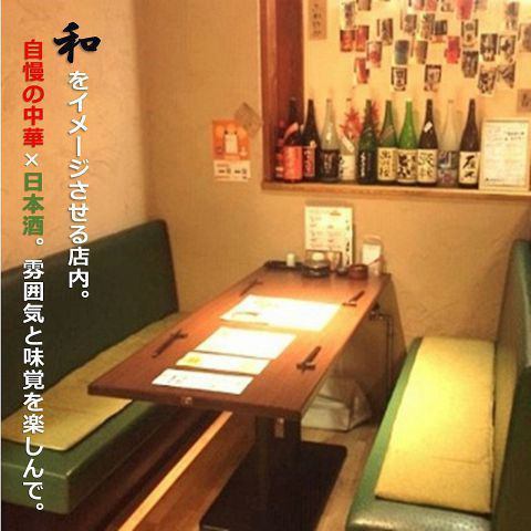 6人座的餐桌，擺滿了充足的日本酒。日本酒愛好者的預約如潮水般湧來！人氣極旺的座位必須每月預約！！