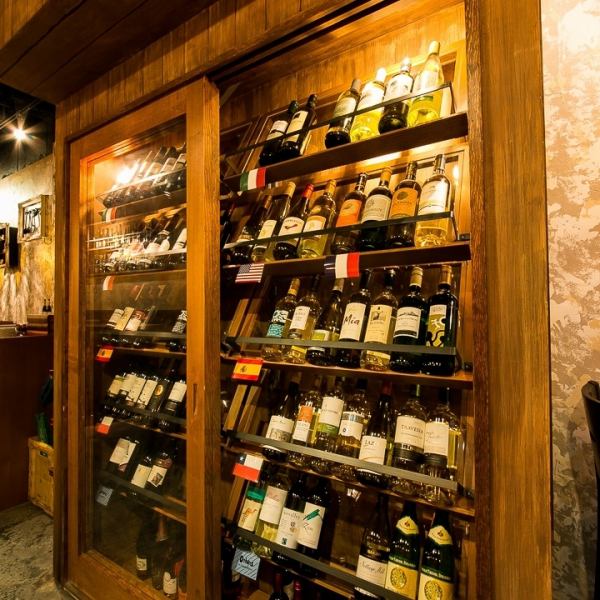 CONA的嚴選酒窖常備著50種以上的嚴選葡萄酒♪葡萄酒每瓶2,090日元起。