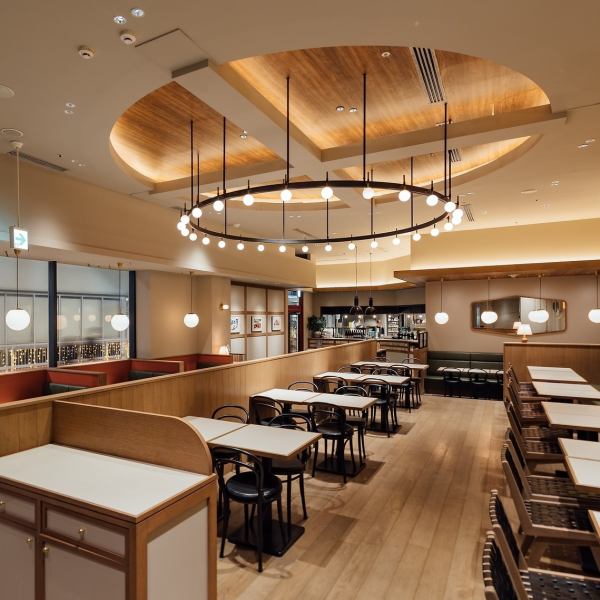 モダンで温かみのあるお洒落な店内♪ゆったりとくつろげるカジュアルな雰囲気が魅力です。お友達とのランチやお仕事終わりの一杯まで幅広いシーンでご利用ください。