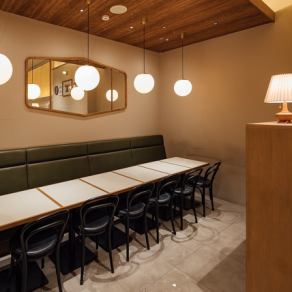 上品な印象の空間に配置された座り心地のよい革張りのソファー席。ゆったりとお寛ぎいただけます。