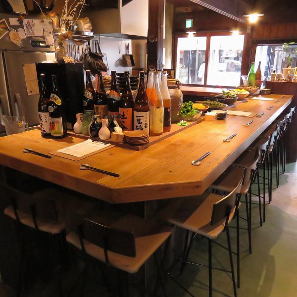 [Counter seats with elegance!] The counter seats are set slightly higher so that customers and staff can easily enjoy conversations from the same perspective.Enjoy cooking, drinking, waiting on customers, everything♪