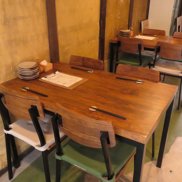 【ゆったりテーブル席！】当店は4名様テーブルを2卓ご用意しております。お友達同士の飲み会や、ご家族でのお食事にもご利用いただけます。