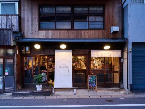 『昼呑みhularito』開催します🥂
★うちで毎日頑張ってくれてるケント君が店長となり、いつもは休みの日曜に一人営業でOPENです！

ケント君発信の初イベント。
テーマは「怒られない、残らない、合法的昼呑み」だそうで。お昼から気分よく楽しくなってって欲しいなぁという想いで企画してくれました。いつもと少し違った昼呑みで楽しんでってください😄

『昼呑みhularito🍶』
🗓️11月17日（日）
⏰13:00〜17:00
🏠日本酒食堂hularito
💴CASH／PAYPAY
☎️予約可（お電話か店頭にて）

ほなケント君よろしくお願いします！

*******************************************

こんにちは！！
あれ！？と思う方もいらっしゃるかもしれませんねー😁
hularitoがオープンしたときのメンバーのけんとです！！　
実は今は多治見にいて、hularitoに帰ってきました🏠　

そして！！17日【日】に、いつもと違った
＂昼呑みhularito"をやらしていただきます！🍺　

お昼なので、遅くなる心配はありません！！
遅い！！と奥さんに怒られる心配もありません！！
次の日2日酔いにもなりません！！（多分）

散歩感覚でふらーーっときてください！
パッと呑んでサッと帰るもOK！！
話に花を咲かせて、たくさん笑っていい月曜日を迎えましょう！😁

当日はカウンターのみ、スタッフはケントのみなので至らぬ点もでるかもしれませんが、よろしくお願い致します🤲

#日本酒食堂hularito#hularito#ふらりと#フラリト#多治見#多治見駅#岐阜#美濃焼#居酒屋#惣菜#お惣菜#おばんざい#晩ご飯#人気#おしゃれ#和食#日本酒#焼酎#果実酒#昼呑み#高橋一生#昼ビール#昼日本酒