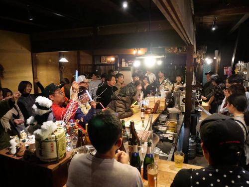 12/6 hularito7周年祭🎉
無事開催出来ました!!👏
来てくれたみなさん、お祝いしてくれたみなさん
本当にありがとうございます!!
最高空間でした🙌
ドリンクチケットじゃんけん、スタッフ賞と色々やりましたが楽しんで貰えましたか?
お陰様で僕たちはめっちゃ楽しかったです😄
7年て、過ぎてみればそんな経つ?と思うけど
あちこちでみんなが笑って楽しそうな景色を見たら
ちゃんとやってきた事があるんだなと思えました
オペレーションがバタついてご迷惑おかけした点は反省して次回に繋げ、更に楽しんで貰える場を作っていきます。
改めてありがとうございました!
スタッフ一同心より感謝を。
8年目の日本酒食堂hularitoもどうぞよろしくお願い致します。またやろうねー🍻
#日本酒食堂hularito#ふらりと#多治見#多治見グルメ#居酒屋#岐阜居酒屋#美濃焼#惣菜#お惣菜#おばんざい#晩ご飯#おしゃれ居酒屋#和食#日本酒#焼酎#果実酒#日本酒とお惣菜#7周年#いつもありがとうございます