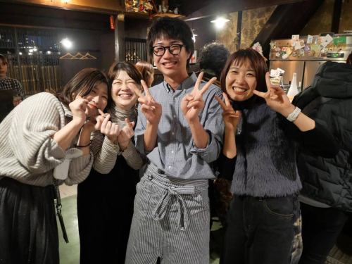 12/6 hularito7周年祭🎉
無事開催出来ました!!👏
来てくれたみなさん、お祝いしてくれたみなさん
本当にありがとうございます!!
最高空間でした🙌
ドリンクチケットじゃんけん、スタッフ賞と色々やりましたが楽しんで貰えましたか?
お陰様で僕たちはめっちゃ楽しかったです😄
7年て、過ぎてみればそんな経つ?と思うけど
あちこちでみんなが笑って楽しそうな景色を見たら
ちゃんとやってきた事があるんだなと思えました
オペレーションがバタついてご迷惑おかけした点は反省して次回に繋げ、更に楽しんで貰える場を作っていきます。
改めてありがとうございました!
スタッフ一同心より感謝を。
8年目の日本酒食堂hularitoもどうぞよろしくお願い致します。またやろうねー🍻
#日本酒食堂hularito#ふらりと#多治見#多治見グルメ#居酒屋#岐阜居酒屋#美濃焼#惣菜#お惣菜#おばんざい#晩ご飯#おしゃれ居酒屋#和食#日本酒#焼酎#果実酒#日本酒とお惣菜#7周年#いつもありがとうございます