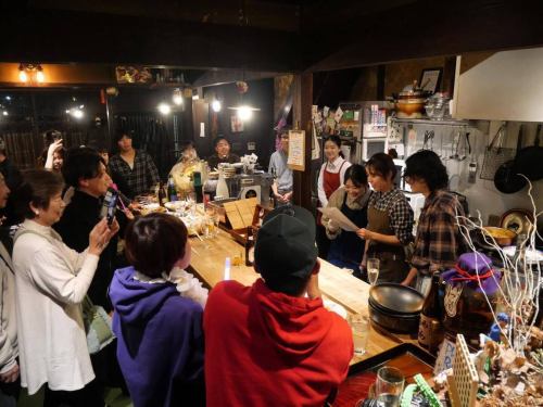 12/6 hularito7周年祭🎉
無事開催出来ました!!👏
来てくれたみなさん、お祝いしてくれたみなさん
本当にありがとうございます!!
最高空間でした🙌
ドリンクチケットじゃんけん、スタッフ賞と色々やりましたが楽しんで貰えましたか?
お陰様で僕たちはめっちゃ楽しかったです😄
7年て、過ぎてみればそんな経つ?と思うけど
あちこちでみんなが笑って楽しそうな景色を見たら
ちゃんとやってきた事があるんだなと思えました
オペレーションがバタついてご迷惑おかけした点は反省して次回に繋げ、更に楽しんで貰える場を作っていきます。
改めてありがとうございました!
スタッフ一同心より感謝を。
8年目の日本酒食堂hularitoもどうぞよろしくお願い致します。またやろうねー🍻
#日本酒食堂hularito#ふらりと#多治見#多治見グルメ#居酒屋#岐阜居酒屋#美濃焼#惣菜#お惣菜#おばんざい#晩ご飯#おしゃれ居酒屋#和食#日本酒#焼酎#果実酒#日本酒とお惣菜#7周年#いつもありがとうございます