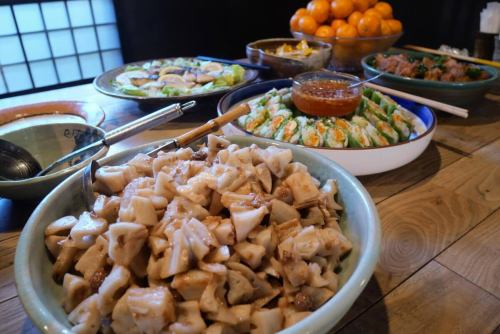 12/6 hularito7周年祭🎉
無事開催出来ました!!👏
来てくれたみなさん、お祝いしてくれたみなさん
本当にありがとうございます!!
最高空間でした🙌
ドリンクチケットじゃんけん、スタッフ賞と色々やりましたが楽しんで貰えましたか?
お陰様で僕たちはめっちゃ楽しかったです😄
7年て、過ぎてみればそんな経つ?と思うけど
あちこちでみんなが笑って楽しそうな景色を見たら
ちゃんとやってきた事があるんだなと思えました
オペレーションがバタついてご迷惑おかけした点は反省して次回に繋げ、更に楽しんで貰える場を作っていきます。
改めてありがとうございました!
スタッフ一同心より感謝を。
8年目の日本酒食堂hularitoもどうぞよろしくお願い致します。またやろうねー🍻
#日本酒食堂hularito#ふらりと#多治見#多治見グルメ#居酒屋#岐阜居酒屋#美濃焼#惣菜#お惣菜#おばんざい#晩ご飯#おしゃれ居酒屋#和食#日本酒#焼酎#果実酒#日本酒とお惣菜#7周年#いつもありがとうございます