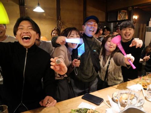 12/6 hularito7周年祭🎉
無事開催出来ました！！👏

来てくれたみなさん、お祝いしてくれたみなさん
本当にありがとうございます！！

最高空間でした🙌
ドリンクチケットじゃんけん、スタッフ賞と色々やりましたが楽しんで貰えましたか？
お陰様で僕たちはめっちゃ楽しかったです😄

7年て、過ぎてみればそんな経つ？と思うけど
あちこちでみんなが笑って楽しそうな景色を見たら
ちゃんとやってきた事があるんだなと思えました

オペレーションがバタついてご迷惑おかけした点は反省して次回に繋げ、更に楽しんで貰える場を作っていきます。

改めてありがとうございました！
スタッフ一同心より感謝を。
8年目の日本酒食堂hularitoもどうぞよろしくお願い致します。またやろうねー🍻

#日本酒食堂hularito#ふらりと#多治見#多治見グルメ#居酒屋#岐阜居酒屋#美濃焼#惣菜#お惣菜#おばんざい#晩ご飯#おしゃれ居酒屋#和食#日本酒#焼酎#果実酒#日本酒とお惣菜#7周年#いつもありがとうございます