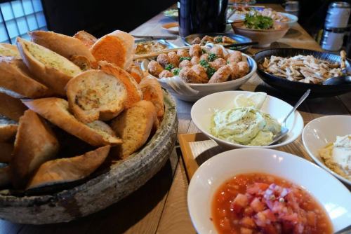 12/6 hularito7周年祭🎉
無事開催出来ました！！👏

来てくれたみなさん、お祝いしてくれたみなさん
本当にありがとうございます！！

最高空間でした🙌
ドリンクチケットじゃんけん、スタッフ賞と色々やりましたが楽しんで貰えましたか？
お陰様で僕たちはめっちゃ楽しかったです😄

7年て、過ぎてみればそんな経つ？と思うけど
あちこちでみんなが笑って楽しそうな景色を見たら
ちゃんとやってきた事があるんだなと思えました

オペレーションがバタついてご迷惑おかけした点は反省して次回に繋げ、更に楽しんで貰える場を作っていきます。

改めてありがとうございました！
スタッフ一同心より感謝を。
8年目の日本酒食堂hularitoもどうぞよろしくお願い致します。またやろうねー🍻

#日本酒食堂hularito#ふらりと#多治見#多治見グルメ#居酒屋#岐阜居酒屋#美濃焼#惣菜#お惣菜#おばんざい#晩ご飯#おしゃれ居酒屋#和食#日本酒#焼酎#果実酒#日本酒とお惣菜#7周年#いつもありがとうございます