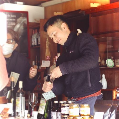 Thursday, February 5, 2026🍷
"Wine Restaurant Hularito feat. Tamaki Kotaro from Tamaki Liquor Store (tentative title)"

It's happening 🙌🙌🙌
Even at a sake restaurant, there are days when I want to drink wine.
So, Tamaki Sake Shop, a long-established liquor store in Nagase Shopping Street, is the fifth generation owner.
We will be hosting a wine event with wine expert Kotaro Tamaki!

Relaxed wine that can be enjoyed with our side dishes
Kotaro-kun will bring lots of his choice👍

Toast Bubbles
Red and white 3-drink comparison
Kotaro's recommended wines
My favorite Pet Nat
etc

More details to come later
We are now accepting reservations 😄

Usually, it is a sake cup.
Why not join us and enjoy a glass of wine on this day?
We look forward to seeing many of you!

#Sake #Tajimi #Tajimi Izakaya #Wine #Tamaki Liquor Store