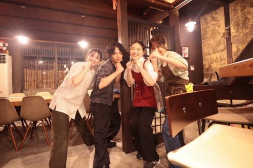 🔰日本酒食堂hularitoのスタッフさんを募集します✨

【人と人が自然とつながり、元気になれる場をつくる仕事です。】

私たちは「日常をあたたかく、人生を少し豊かに面白く。」という想いのもと、飲食を通して人と人が自然につながり、帰る頃には少し元気になっていられるような場をつくっています。

お客様だけでなく、働くスタッフにとっても、「ここがあって良かった」と思える場でありたいと考えています。

この仕事は、ただ料理やお酒を提供するだけではありません。
居酒屋という形を通して、最終的に元気と活力を届ける仕事です。

自分の得意や魅力を活かして、自分らしく生き生きと働くこと。
自分から動き、場の雰囲気やきっかけをつくること。
また会いたいと思ってもらえる関わりをすること。
感じの良さと居心地の良さをつくること。

日本酒食堂hularitoでは、こうしたことを大切にしています。

初めて来られたお客様とスタッフが自然と笑い合っていたり、
知らないお客様同士が、いつの間にか会話を始めていたり。

常連さんがスタッフの名前を呼んで会話していたり、
「良いスタッフが揃っているね」と言っていただけたり。

賑わいの中にもあたたかい雰囲気があり、
笑い声や「ありがとう」の言葉が飛び交う。

そんな時間と空間が、ここにはあります。

ここで働く時間は、誰かの日常を少しあたたかくするものです。
そして気づけば、その時間が自分自身の楽しさや成長、やりがいにもなっていきます。

ふとした時に思い出してもらえたり、何気ない時にまた足を運びたくなるような場を。

そんな場所を、一緒につくっていきたいと思える方と出会えたら嬉しいです！
飲食は楽しいですよ。
ご応募、お待ちしています！

★ご応募、詳細のお問合せははお気軽に。
★お電話、インスタDM、店頭までご連絡ください。
★詳しい内容はindeedにも掲載中です。
★新たな仲間との出会いを楽しみにしています！