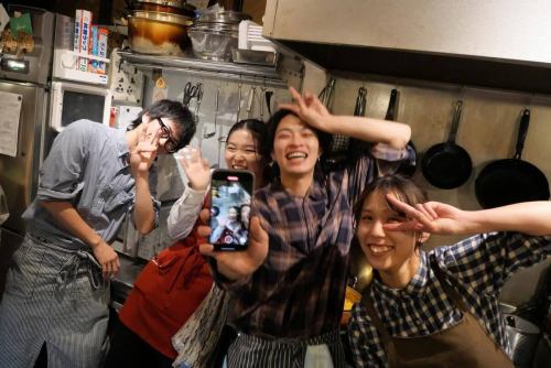 🔰日本酒食堂hularitoのスタッフさんを募集します✨

【人と人が自然とつながり、元気になれる場をつくる仕事です。】

私たちは「日常をあたたかく、人生を少し豊かに面白く。」という想いのもと、飲食を通して人と人が自然につながり、帰る頃には少し元気になっていられるような場をつくっています。

お客様だけでなく、働くスタッフにとっても、「ここがあって良かった」と思える場でありたいと考えています。

この仕事は、ただ料理やお酒を提供するだけではありません。
居酒屋という形を通して、最終的に元気と活力を届ける仕事です。

自分の得意や魅力を活かして、自分らしく生き生きと働くこと。
自分から動き、場の雰囲気やきっかけをつくること。
また会いたいと思ってもらえる関わりをすること。
感じの良さと居心地の良さをつくること。

日本酒食堂hularitoでは、こうしたことを大切にしています。

初めて来られたお客様とスタッフが自然と笑い合っていたり、
知らないお客様同士が、いつの間にか会話を始めていたり。

常連さんがスタッフの名前を呼んで会話していたり、
「良いスタッフが揃っているね」と言っていただけたり。

賑わいの中にもあたたかい雰囲気があり、
笑い声や「ありがとう」の言葉が飛び交う。

そんな時間と空間が、ここにはあります。

ここで働く時間は、誰かの日常を少しあたたかくするものです。
そして気づけば、その時間が自分自身の楽しさや成長、やりがいにもなっていきます。

ふとした時に思い出してもらえたり、何気ない時にまた足を運びたくなるような場を。

そんな場所を、一緒につくっていきたいと思える方と出会えたら嬉しいです！
飲食は楽しいですよ。
ご応募、お待ちしています！

★ご応募、詳細のお問合せははお気軽に。
★お電話、インスタDM、店頭までご連絡ください。
★詳しい内容はindeedにも掲載中です。
★新たな仲間との出会いを楽しみにしています！