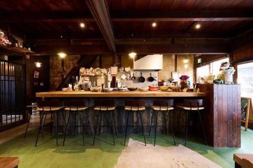 🔰日本酒食堂hularitoのスタッフさんを募集します✨

【人と人が自然とつながり、元気になれる場をつくる仕事です。】

私たちは「日常をあたたかく、人生を少し豊かに面白く。」という想いのもと、飲食を通して人と人が自然につながり、帰る頃には少し元気になっていられるような場をつくっています。

お客様だけでなく、働くスタッフにとっても、「ここがあって良かった」と思える場でありたいと考えています。

この仕事は、ただ料理やお酒を提供するだけではありません。
居酒屋という形を通して、最終的に元気と活力を届ける仕事です。

自分の得意や魅力を活かして、自分らしく生き生きと働くこと。
自分から動き、場の雰囲気やきっかけをつくること。
また会いたいと思ってもらえる関わりをすること。
感じの良さと居心地の良さをつくること。

日本酒食堂hularitoでは、こうしたことを大切にしています。

初めて来られたお客様とスタッフが自然と笑い合っていたり、
知らないお客様同士が、いつの間にか会話を始めていたり。

常連さんがスタッフの名前を呼んで会話していたり、
「良いスタッフが揃っているね」と言っていただけたり。

賑わいの中にもあたたかい雰囲気があり、
笑い声や「ありがとう」の言葉が飛び交う。

そんな時間と空間が、ここにはあります。

ここで働く時間は、誰かの日常を少しあたたかくするものです。
そして気づけば、その時間が自分自身の楽しさや成長、やりがいにもなっていきます。

ふとした時に思い出してもらえたり、何気ない時にまた足を運びたくなるような場を。

そんな場所を、一緒につくっていきたいと思える方と出会えたら嬉しいです！
飲食は楽しいですよ。
ご応募、お待ちしています！

★ご応募、詳細のお問合せははお気軽に。
★お電話、インスタDM、店頭までご連絡ください。
★詳しい内容はindeedにも掲載中です。
★新たな仲間との出会いを楽しみにしています！