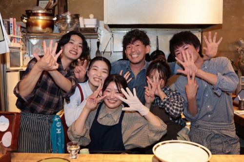 🔰スタッフさんを募集します✨

【居酒屋という場を通して、元気と活力を届ける仕事です！】

「日常をあたたかく、人生を少し豊かに面白く。」という想いのもと、飲食を通して人と人が自然につながり、帰る頃には少し元気になっていられるような場でありたい。

お客様だけでなく、働くスタッフにとっても「ここがあって良かった」と思える場でありたいと考えています。

この仕事はただ料理やお酒を提供するだけではありません。居酒屋という形を通して、最終的に元気と活力を届ける仕事です。

自分の得意や魅力を活かして、自分らしく生き生きと働くこと。
自分から動き、場の雰囲気やきっかけをつくること。
また会いたいと思ってもらえる関わりをすること。
感じの良さと居心地の良さをつくること。

日本酒食堂hularitoではこうしたことを大切にしています。

初めて来られたお客様とスタッフが自然と笑い合っていたり、知らないお客様同士がいつの間にか会話を始めていたり。

常連さんがスタッフの名前を呼んで会話していたり、「良いスタッフが揃っているね」と言っていただけたり。

賑わいの中にもあたたかい雰囲気があり、
笑い声や「ありがとう」の言葉が飛び交う。
そんな時間と空間がここにはあります。

ここで働く時間は誰かの日常を少しあたたかくするものです。そして気づけば、その時間が自分自身の楽しさや成長、やりがいにもなっていきます。

ふとした時に思い出してもらえたり、何気ない時にまた足を運びたくなるような場を。そんな場所を一緒につくっていきたいと思える方と出会えたら嬉しいです！

飲食は楽しいですよ。
ご応募、お待ちしています！

★ご応募、詳細のお問合せははお気軽に。
★お電話、インスタDM、店頭までご連絡ください。
★詳しい内容はindeedにも掲載中です。
★新たな仲間との出会いを楽しみにしています！