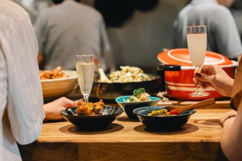 🔰スタッフさんを募集します✨

【居酒屋という場を通して、元気と活力を届ける仕事です！】

「日常をあたたかく、人生を少し豊かに面白く。」という想いのもと、飲食を通して人と人が自然につながり、帰る頃には少し元気になっていられるような場でありたい。

お客様だけでなく、働くスタッフにとっても「ここがあって良かった」と思える場でありたいと考えています。

この仕事はただ料理やお酒を提供するだけではありません。居酒屋という形を通して、最終的に元気と活力を届ける仕事です。

自分の得意や魅力を活かして、自分らしく生き生きと働くこと。
自分から動き、場の雰囲気やきっかけをつくること。
また会いたいと思ってもらえる関わりをすること。
感じの良さと居心地の良さをつくること。

日本酒食堂hularitoではこうしたことを大切にしています。

初めて来られたお客様とスタッフが自然と笑い合っていたり、知らないお客様同士がいつの間にか会話を始めていたり。

常連さんがスタッフの名前を呼んで会話していたり、「良いスタッフが揃っているね」と言っていただけたり。

賑わいの中にもあたたかい雰囲気があり、
笑い声や「ありがとう」の言葉が飛び交う。
そんな時間と空間がここにはあります。

ここで働く時間は誰かの日常を少しあたたかくするものです。そして気づけば、その時間が自分自身の楽しさや成長、やりがいにもなっていきます。

ふとした時に思い出してもらえたり、何気ない時にまた足を運びたくなるような場を。そんな場所を一緒につくっていきたいと思える方と出会えたら嬉しいです！

飲食は楽しいですよ。
ご応募、お待ちしています！

★ご応募、詳細のお問合せははお気軽に。
★お電話、インスタDM、店頭までご連絡ください。
★詳しい内容はindeedにも掲載中です。
★新たな仲間との出会いを楽しみにしています！